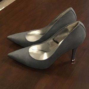 GUESS Pumps (NEW)